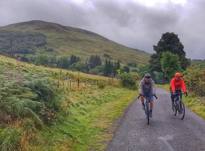 2 cyclists on rob roy way